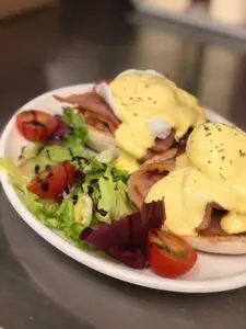 Eggs.benedict-2